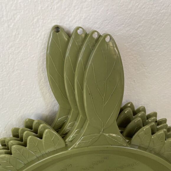 4 Vintage SERVA-PLATE Plastic Paper Plate Holders GREEN Flower Picnic Camping - Picture 5 of 14